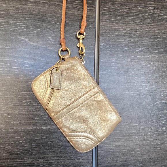 EUC Coach Mini Wristlet in Gold Leather Tag & Wrist Strap in Blond Leather - Picture 2 of 9